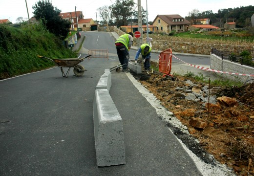 O Concello mellora a seguridade viaria no acceso ao Complexo da Fieiteira a través de 60 metros de beirarrúas con pasamán